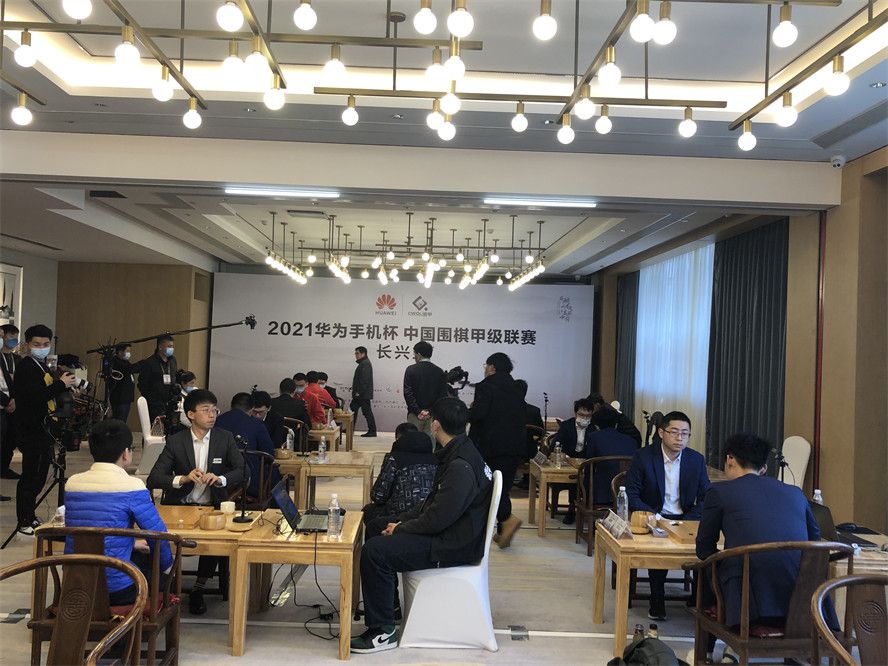清河县来了两个神汉，借助天降陨石和各类神通冒名行骗，伍四六在揭破他们的进程中，又碰上了神汉预言的日蚀天遣。致使愈来愈多的平易近众卷进了邪教的年夜潮，乃至连麻翠姑都投到对方名下。